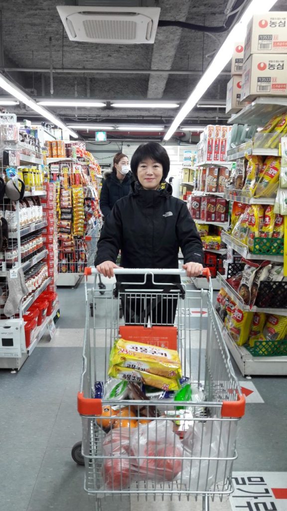Heejeong with a shopping trolley in a supermarket